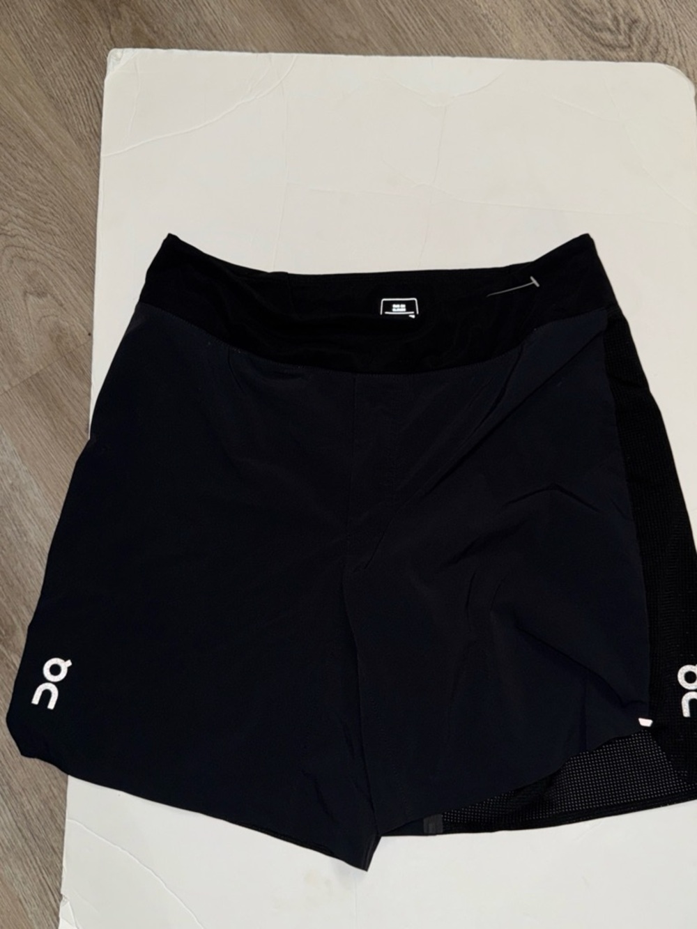 Run ON Cloud Mens 8" Lightweight Shorts Size M Black Performance